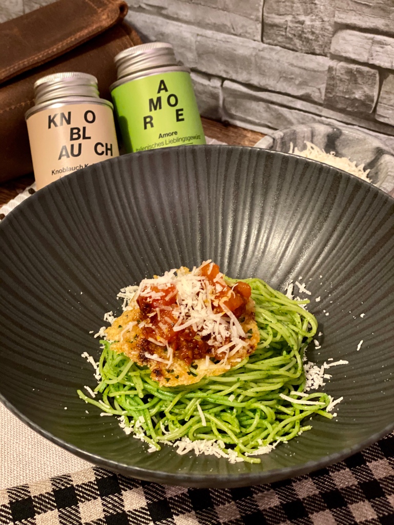 Spaghetti, Cavolo Nero, Parmesanchip und Tomate